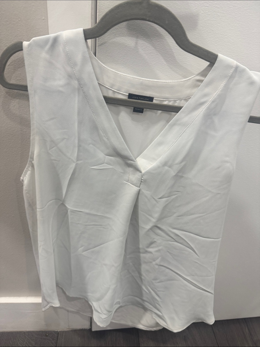 Ann Taylor White V-Neck Sleeveless Mixed Media Top